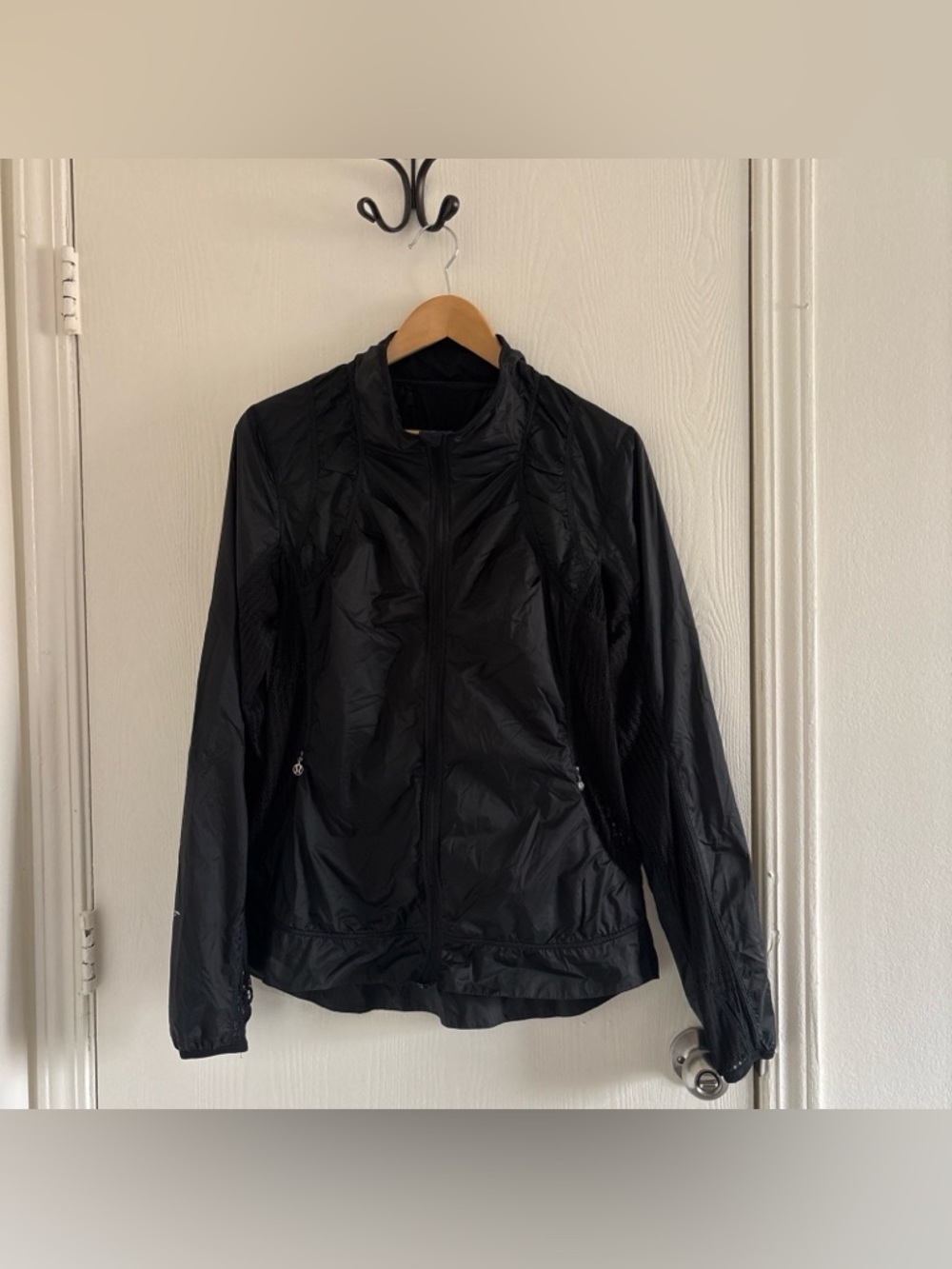 Lululemon Women’s Size 10 Black Lightweight Jacket Mesh Panels Full Zip Athletic